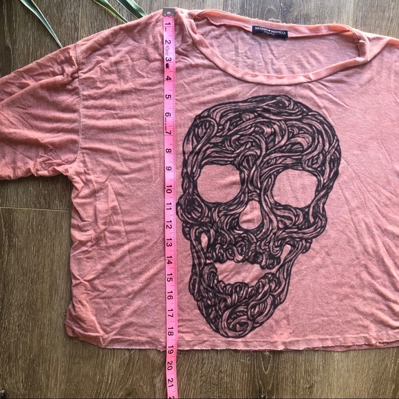 BRANDY MELVILLE SKULL BOXY CROPPED TEE - Picture 2 of 4